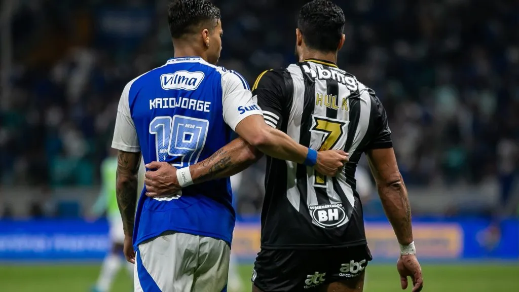 Kaio Jorge e Hulk durante o clássico. Foto: Fernando Moreno/AGIF