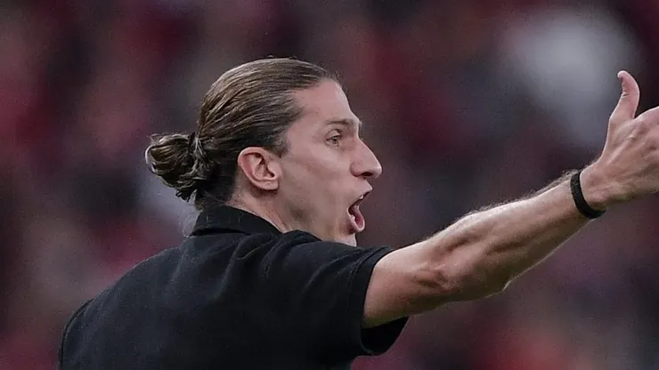 RJ - RIO DE JANEIRO - 18/05/2025 - BRASILEIRO A 2025, FLAMENGO X BOTAFOGO - Filipe Luis tecnico do Flamengo durante partida contra o Botafogo no estadio Maracana pelo campeonato Brasileiro A 2025.