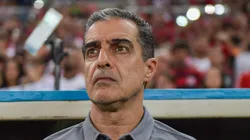 Renato Paiva acompanhando a equipe do Botafogo à beira do campo - Foto: Thiago Ribeiro/AGIF: