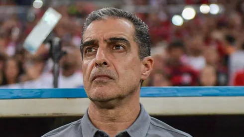 Renato Paiva acompanhando a equipe do Botafogo à beira do campo - Foto: Thiago Ribeiro/AGIF: