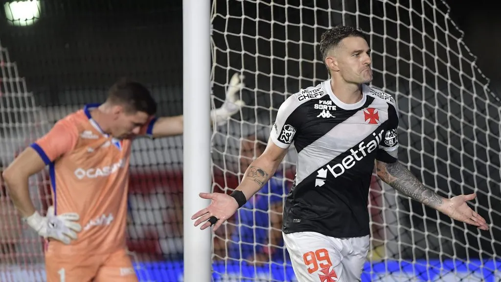 Vegetti, atacante do Gigante da Colina. Foto: Thiago Ribeiro/AGIF.