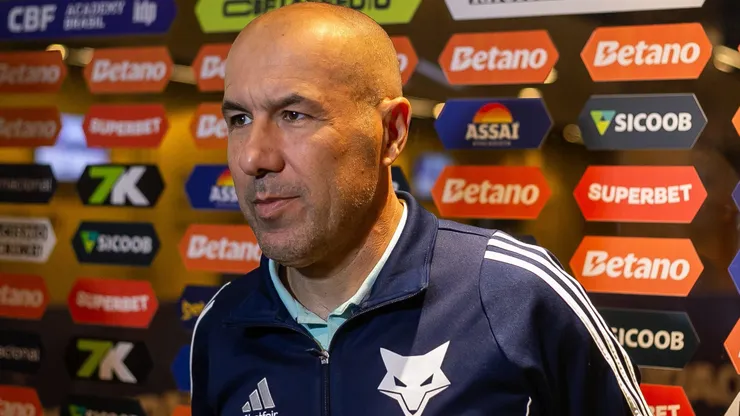 Leonardo Jardim durante entrevista após a partida entre Cruzeiro e Atlético-MG, no Mineirão, pelo Brasileirão.