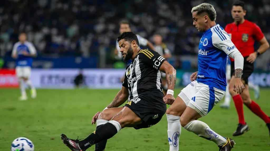 Hulga e Fagner disputando lance. Foto: Fernando Moreno/AGIF