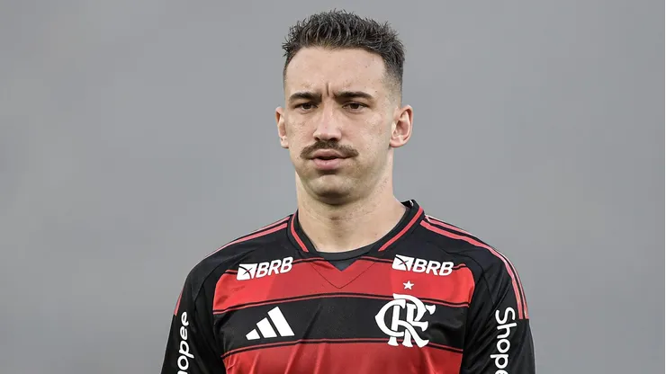 Léo Ortiz amargou vários erros sucessivos na parte defensiva e saiu do Flamengo no intervalo