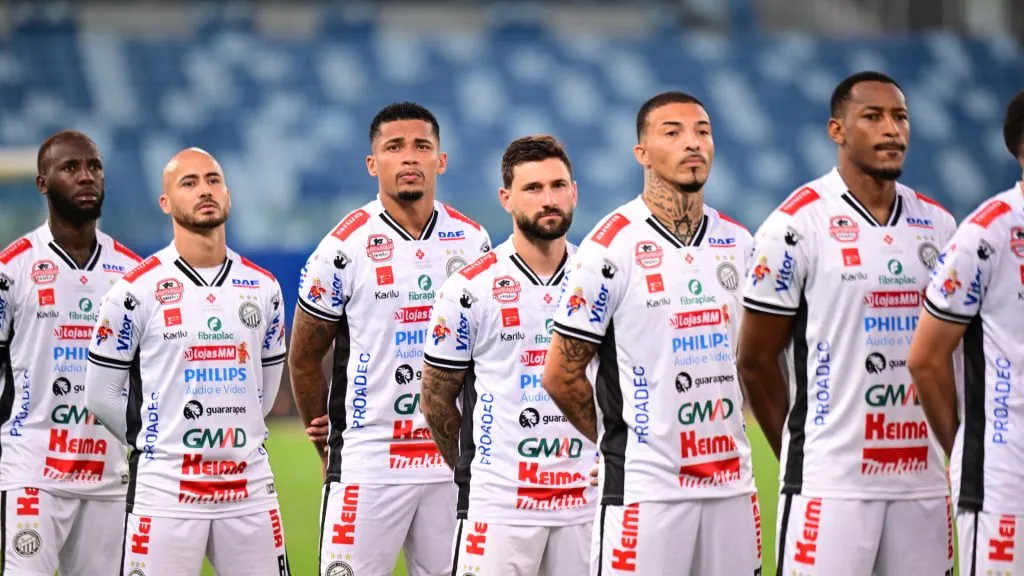 Jogadores do Operário durante partida na Série B – Foto: Francisco Alves/AGIF