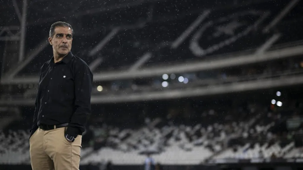 Paiva no comando do Botafogo. Foto: Jorge Rodrigues/AGIF