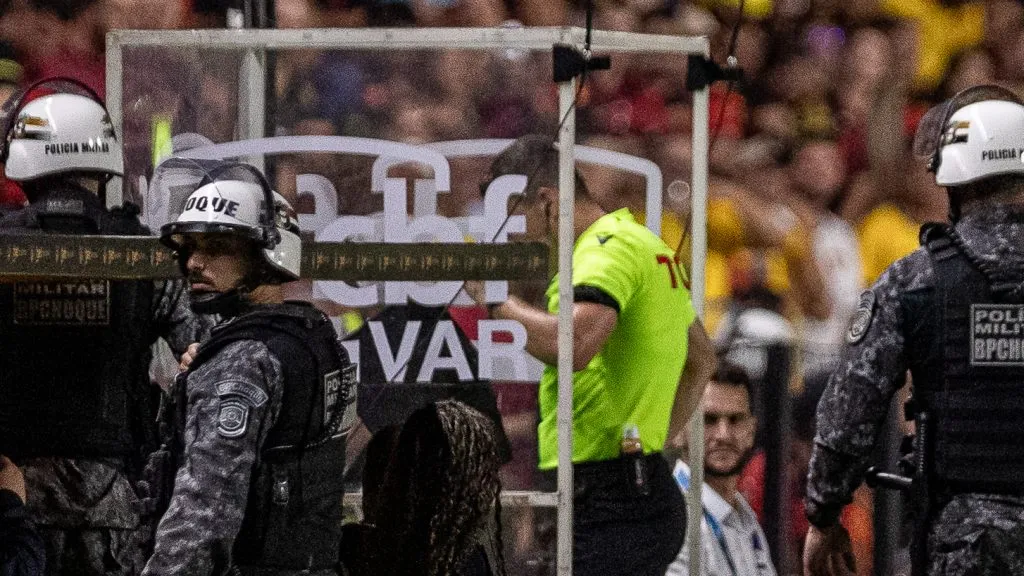 Conferência no VAR. Foto: Rafael Vieira/AGIF