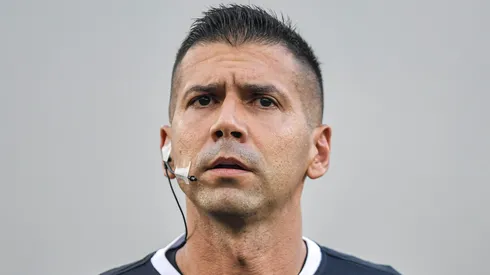 Árbitro Bruno Arleu de Araújo durante partida entre Vasco e Flamengo, no Engenhão, pelo Campeonato Carioca.