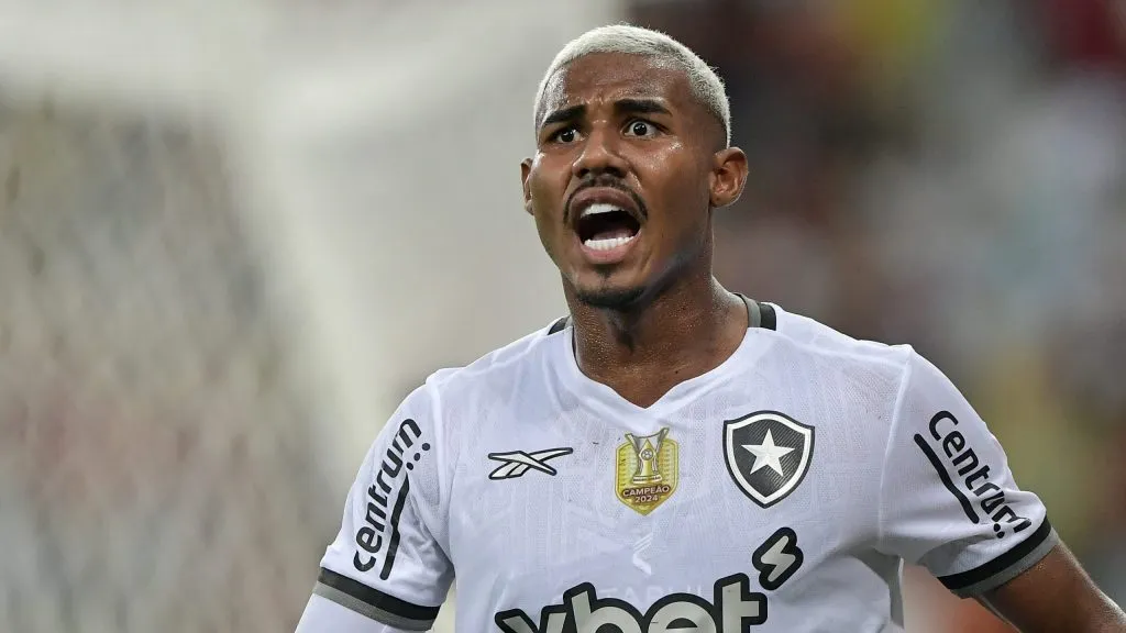 Cuiabano jogador do Botafogo durante partida contra o Flamengo no estádio Maracanã pelo campeonato Brasileiro A 2025. Foto: Thiago Ribeiro/AGIF