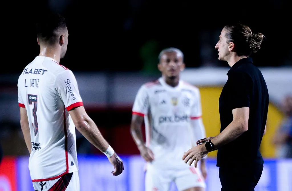 BA – SALVADOR – 06/04/2025 – BRASILEIRO A 2025, VITORIA X FLAMENGO – Filipe Luis tecnico do Flamengo durante partida contra o Vitoria no estadio Barradao pelo campeonato Brasileiro A 2025. Foto: Jhony Pinho/AGIF