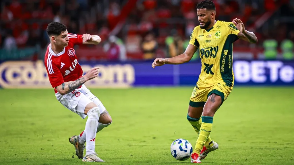 Ronaldo jogador do Internacional disputa lance com Reinaldo jogador do Mirassol durante partida no estádio Beira-Rio pelo campeonato Brasileiro A 2025. Foto: Maxi Franzoi/AGIF