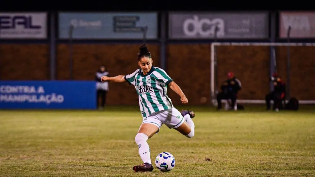 Jogadora do Juventude no confronto contra o Internacional