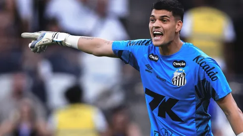 SP - SAO PAULO - 18/05/2025 - BRASILEIRO A 2025, CORINTHIANS X SANTOS - Gabriel Brazao goleiro do Santos durante partida contra o Corinthians no estadio Arena Corinthians pelo campeonato Brasileiro A 2025. Foto: Ettore Chiereguini/AGIF
