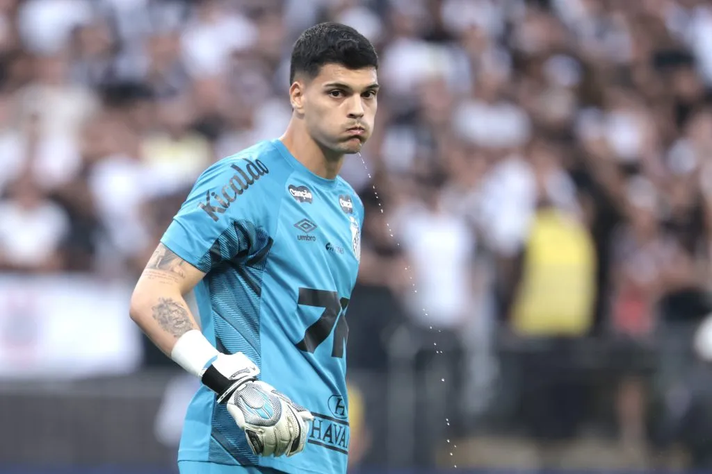 SP – SAO PAULO – 18/05/2025 – BRASILEIRO A 2025, CORINTHIANS X SANTOS – Gabriel Brazao goleiro do Santos durante partida contra o Corinthians no estadio Arena Corinthians pelo campeonato Brasileiro A 2025. Foto: Marcello Zambrana/AGIF