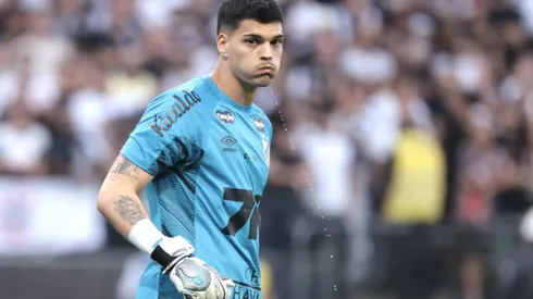 SP - SAO PAULO - 18/05/2025 - BRASILEIRO A 2025, CORINTHIANS X SANTOS - Gabriel Brazao goleiro do Santos durante partida contra o Corinthians no estadio Arena Corinthians pelo campeonato Brasileiro A 2025. Foto: Marcello Zambrana/AGIF