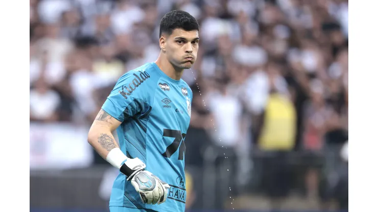 SP - SAO PAULO - 18/05/2025 - BRASILEIRO A 2025, CORINTHIANS X SANTOS - Gabriel Brazao goleiro do Santos durante partida contra o Corinthians no estadio Arena Corinthians pelo campeonato Brasileiro A 2025. Foto: Marcello Zambrana/AGIF