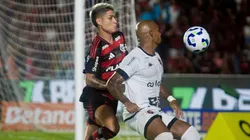 Luiz Araújo divide bola com jogador do Botafogo-PB. Foto: Sipa US / Alamy Stock Photo