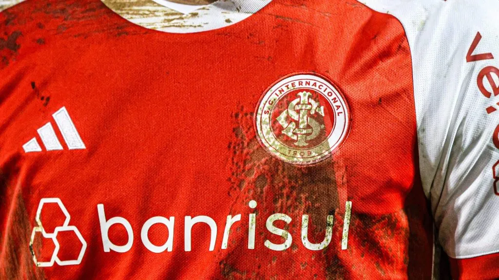 Camisa do Internacional suja de lama que, posteriormente, foi leiloada para ajudar as vítimas das chuvas no Rio Grande do Sul em 2024. Foto: Divulgação/Internacional.
