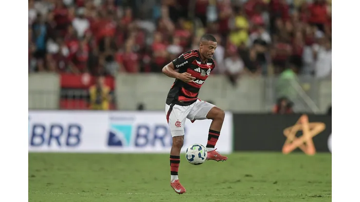 RJ - RIO DE JANEIRO - 18/05/2025 - BRASILEIRO A 2025, FLAMENGO X BOTAFOGO - De la Cruz jogador do Flamengo durante partida contra o Botafogo no estadio Maracana pelo campeonato Brasileiro A 2025. Foto: Thiago Ribeiro/AGIF