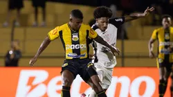 Talles Magno tenta roubar a bola na partida entre Corinthians e Novorizontino. Foto: Sipa US / Alamy Stock Photo