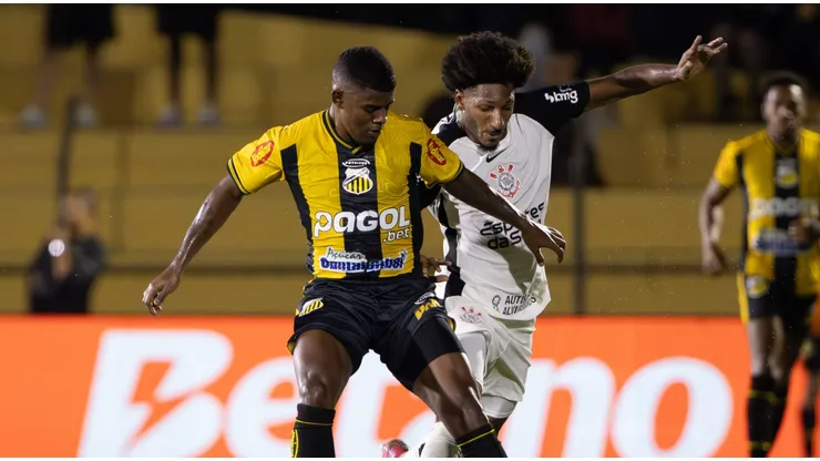 Talles Magno tenta roubar a bola na partida entre Corinthians e Novorizontino. Foto: Sipa US / Alamy Stock Photo