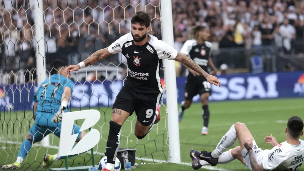 Yuri Alberto jogador do Corinthians comemora seu gol durante partida contra o Santos no estádio Arena Corinthians pelo campeonato Brasileiro A 2025. Foto: Marcello Zambrana/AGIF