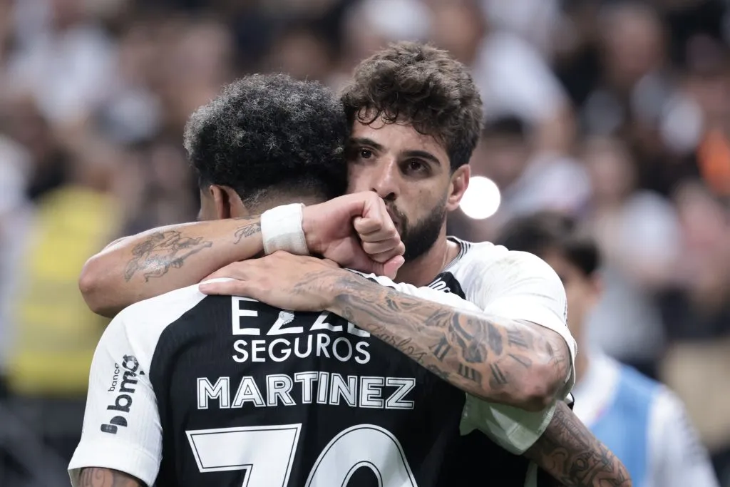Yuri Alberto jogador do Corinthians comemora seu gol com Jose Martinez – Foto: Marcello Zambrana/AGIF