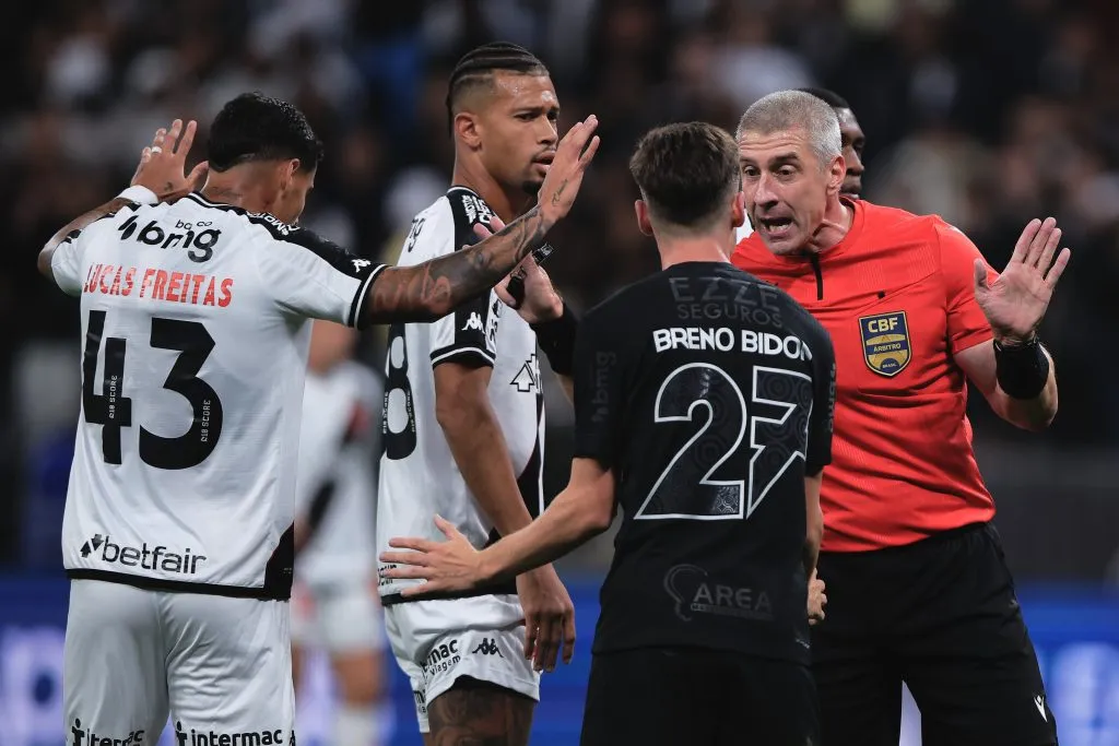 O arbitro Anderson Daronco durante partida entre Corinthians e Vasco – Foto: Ettore Chiereguini/AGIF