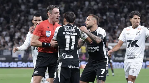 jogadores do Corinthians reclama com a arbitragem durante partida contra o Santos – Foto: Marcello Zambrana/AGIF