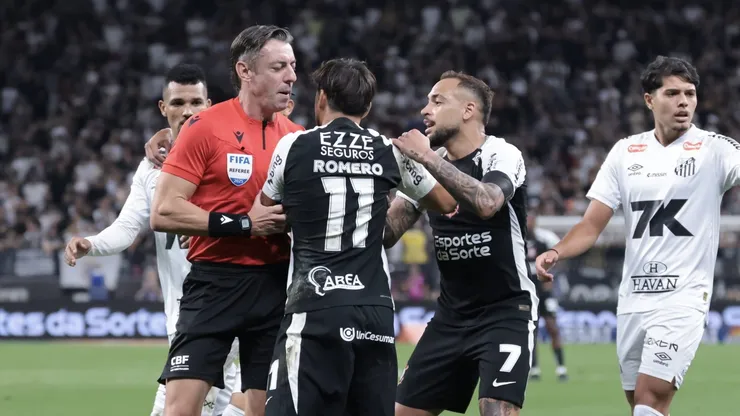 jogadores do Corinthians reclama com a arbitragem durante partida contra o Santos - Foto: Marcello Zambrana/AGIF