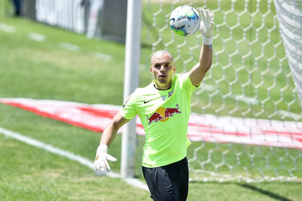 Júlio César Santos, ex-goleiro, é assistente de gestão do Red Bull Bragantino desde 2023, focado na área administrativa. Foto: Thiago Ribeiro/AGIF