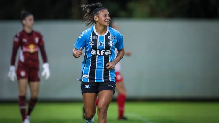 Gisele, atacante das Mosqueteiras do Gremio comemora seu gol sobre o Bragantino no Brasileirão Feminino