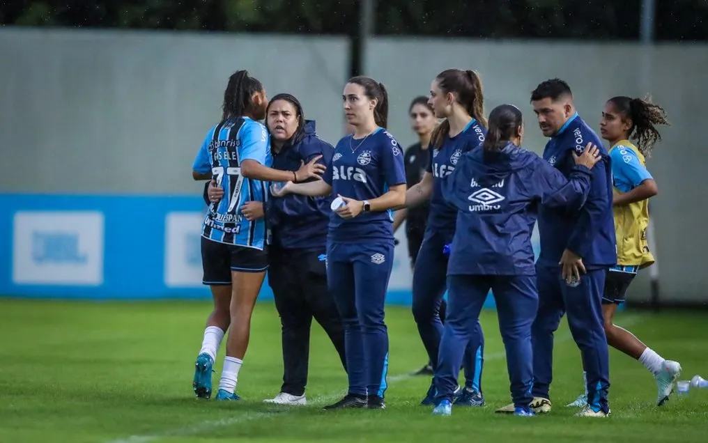 Gisele, comemora gol de empate para as Gurias Gremistas com a treinadora Thaissan Passos. Foto: Caroline Motta/GRÊMIO FBPA