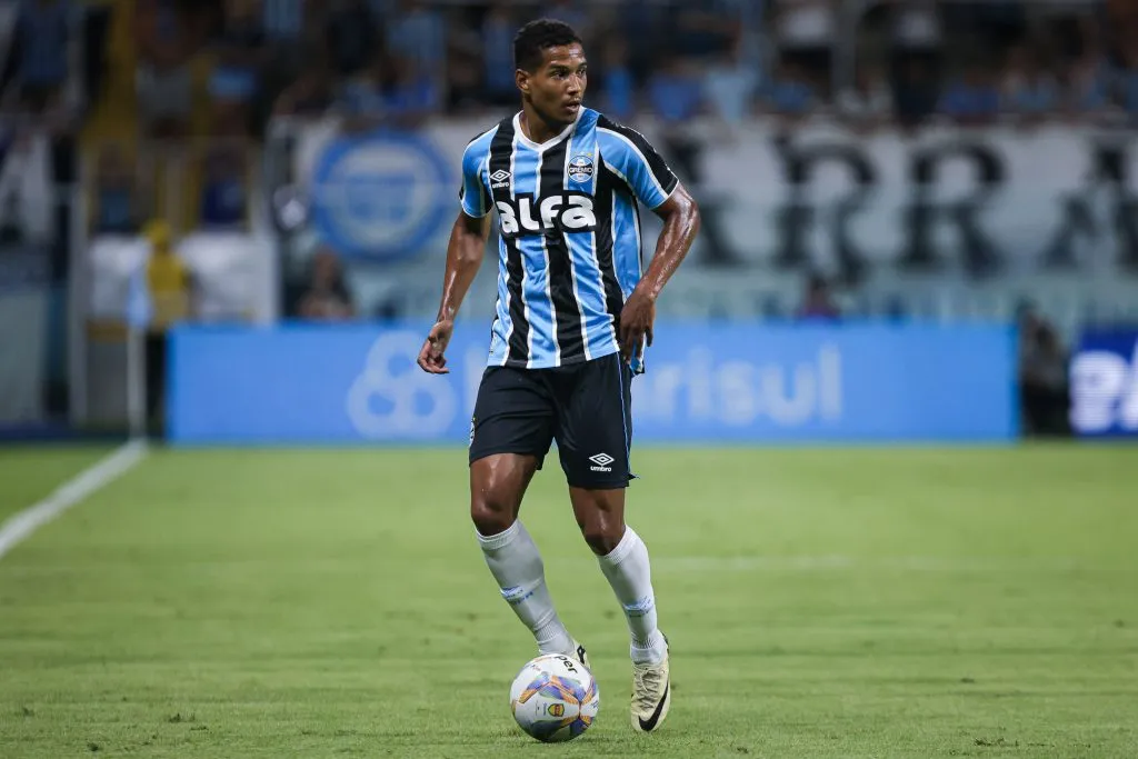 Joao Lucas, fez sua estreia com a camisa tricolor na partida contra o Pelotas no estadio Arena do Gremio pelo campeonato Gaucho 2025. Foto: Maxi Franzoi/AGIF