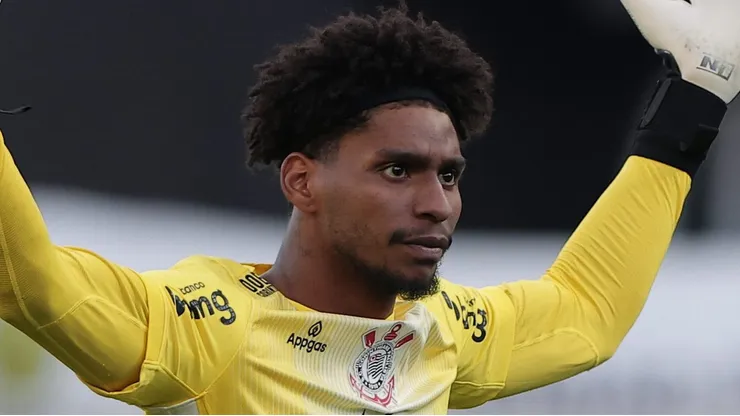 Hugo Souza durante partida entre Corinthians e Santos, na Neo Química Arena, pelo Brasileirão.