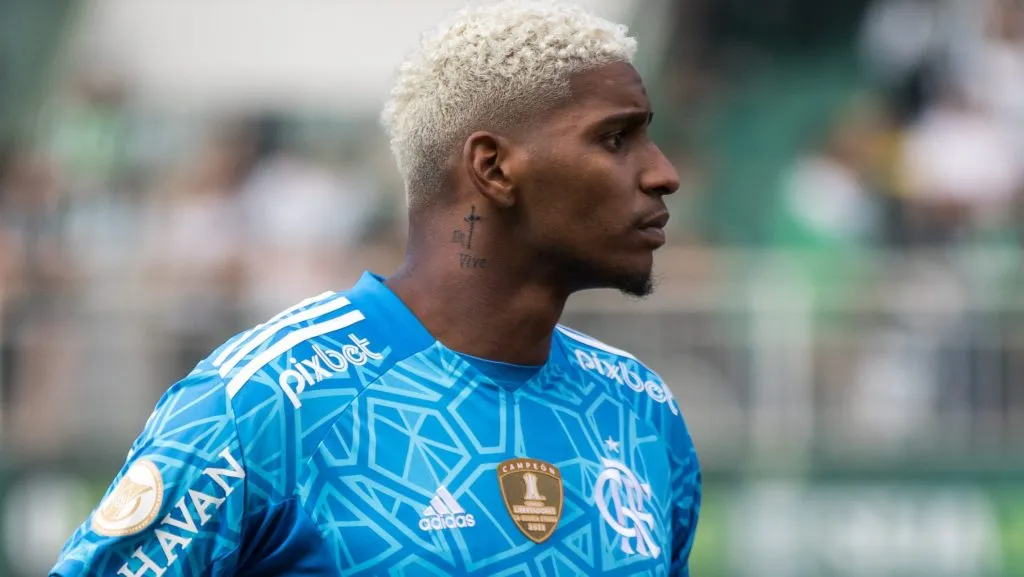 Hugo Souza na época de Flamengo. Foto: Robson Mafra/AGIF