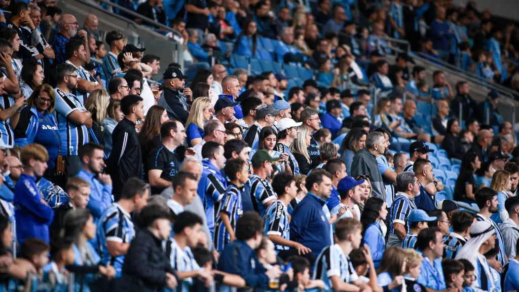 Torcedores acompanhando partida na Arena do Grêmio – Foto: Maxi Franzoi/AGIF