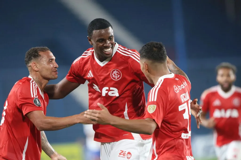 Ricardo Mathias, jogador do Internacional também balançou as redes na Libertadores 2025 contra o Nacional, em Montevidéu. Foto: Maxi Franzoi/AGIF