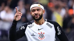 Depay prefere jogar como ponta no Corinthians.