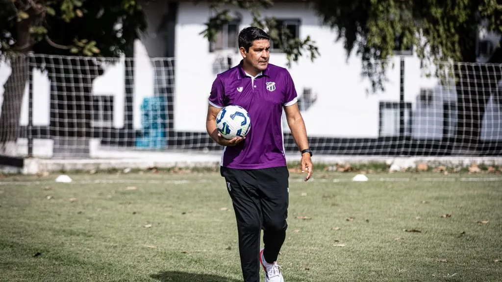 Treinador Erivelton Viana do Ceará Feminino