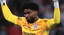 Hugo Souza em ação pelo Corinthians.