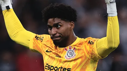 Hugo Souza em ação pelo Corinthians.