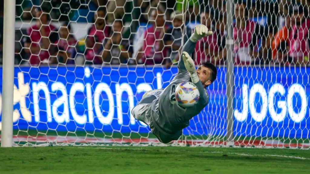 Goleiro do Grêmio defendendo pênalti em partida contra o Juventude – Foto: Luiz Erbes/AGIF