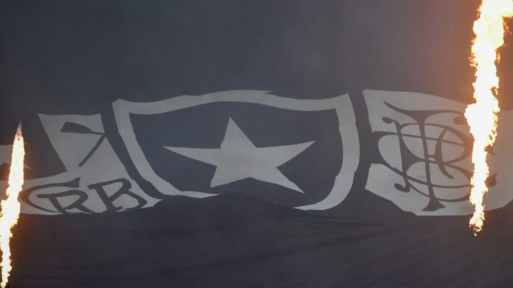 Bandeirão da torcida do Glorioso. Foto: Thiago Ribeiro/AGIF.