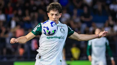 SP - BRAGANCA PAULISTA - 18/05/2025 - BRASILEIRO A 2025, BRAGANTINO X PALMEIRAS - Giay jogador do Palmeiras durante partida contra o Bragantino no estadio Cicero De Souza Marques pelo campeonato Brasileiro A 2025. Foto: Fabio Giannelli/AGIF