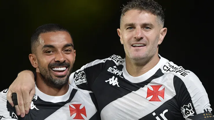 Paulo Henrique e Vegetti comemorando pelo Vasco - Foto: Thiago Ribeiro/AGIF