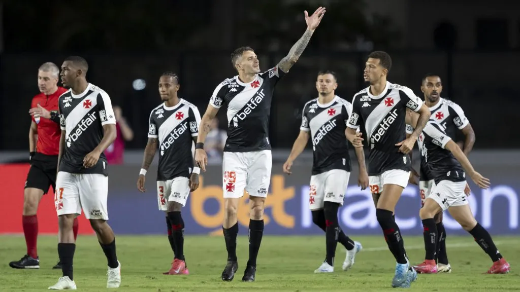 Jogadores do Vasco em ação contra o Fortaleza – Foto: Thiago Ribeiro/AGIF