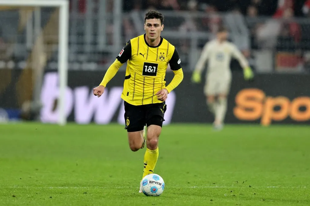 DORTMUND, GERMANY – FEBRUARY 22: Giovanni Reyna of Dortmund runs with the ball during the Bundesliga match between Borussia Dortmund and 1. FC Union Berlin at Signal Iduna Park on February 22, 2025 in Dortmund, Germany. (Photo by Christof Koepsel/Getty Images)