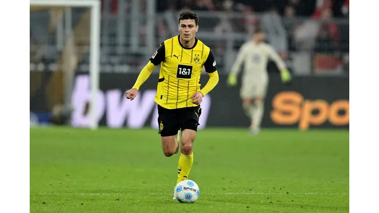 DORTMUND, GERMANY - FEBRUARY 22: Giovanni Reyna of Dortmund runs with the ball during the Bundesliga match between Borussia Dortmund and 1. FC Union Berlin at Signal Iduna Park on February 22, 2025 in Dortmund, Germany. (Photo by Christof Koepsel/Getty Images)