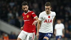 Bruno Fernandes pressiona Lo Celso em partida diante do Tottenham. Foto: NurPhoto SRL / Alamy Stock Photo